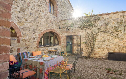 Lina - Podere Ribatti - Casole D'elsa, Toscana: Table, Propriété, Ciel, Meubles, Fenêtre, Bâtiment, Chaise, Design Intérieur, Plante, Tableau De Plein Air