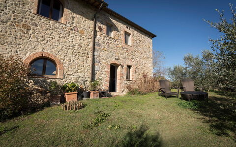 Lina - Podere Ribatti - Casole D'elsa, Toscana: Plante, Propriété, Ciel, Fenêtre, Herbe, Paysage Naturel, Bâtiment, Chalet, Zone Rurale, Paysage