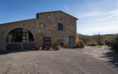 Alice - Podere Ribatti - Casole D'elsa, Toscana: Ciel, Propriété, Plante, Fenêtre, Bâtiment, Nuage, Lot Terre, Surface De La Route, Paysage, Façade