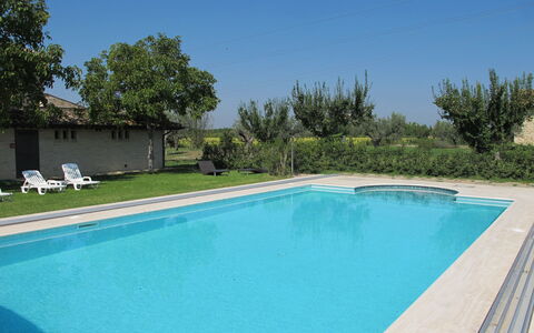 Villa Assisi: L'Eau, Ciel, Propriété, Plante, Piscine, Bleu Azur, Ombre, Rectangle, Bâtiment, Arbre