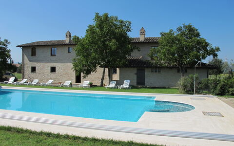 Villa Assisi: Ciel, L'Eau, Plante, Bâtiment, Arbre, Ombre, Herbe, Rectangle, Loisir, Composite