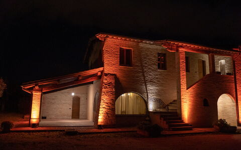 Villa Assisi: Propriété, Fenêtre, Plante, Bâtiment, Ciel, Maison, Porte, Façade, Minuit