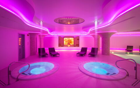 Villa Assisi: Bâtiment, Décoration, Lumière, Violet, Éclairage, Design Intérieur, Architecture, Rose, Violet