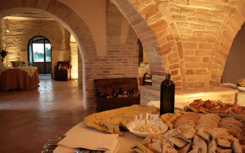 Villa Assisi: Aliments, Vaisselle, Design Intérieur, Table, Bâtiment, Bois, Plante D'Appartement, Cuisine, Canapé, Assiette