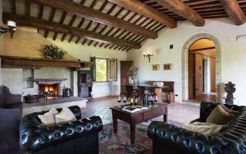 Villa Assisi: Canapé, Propriété, Meubles, Cadre, Design Intérieur, Bois, Salon, Sol, Plante D'Appartement, Table