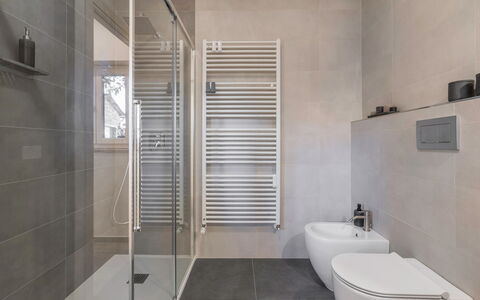 Il Nespolo Charming Apartment Fonterutoli - Siena,: Robinet, Luminaire Plomberie, Salle De Bains, Bâtiment, Design Intérieur, Sol, Sol, Composite, Mur