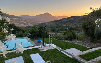 Casa Santa Venera: Ciel, Plante, Propriété, Montagne, Arbre, Mobilier De Jardin, Piscine, Herbe, Loisir, Paysage