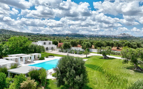 Masseria Isaia: Nuage, Ciel, Plante, L'Eau, Jour, Bâtiment, La Nature, Arbre, Bleu Azur, Paysage Naturel