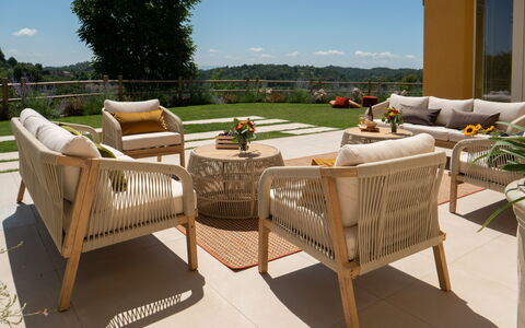 Casa Gallo - Roero - Langhe, Piemonte: Ciel, Table, Propriété, Plante, Bâtiment, Nuage, Bois, Mobilier De Jardin, Ombre, Tableau De Plein Air