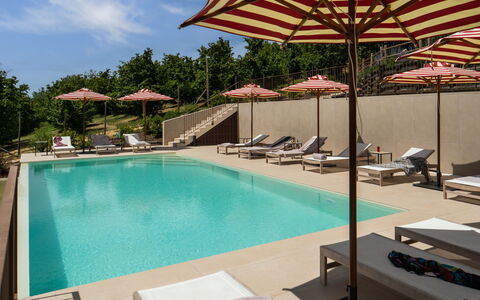 Casa Gallo - Roero - Langhe, Piemonte: L'Eau, Ciel, Propriété, Piscine, Nuage, Bâtiment, Ombre, Plante, Mobilier De Jardin, Arbre