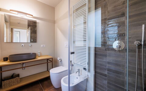 Casa Gallo - Roero - Langhe, Piemonte: Luminaire Plomberie, Miroir, Robinet, Évier, Propriété, Salle De Bains, Violet, Bâtiment, Design Intérieur, Lavabo
