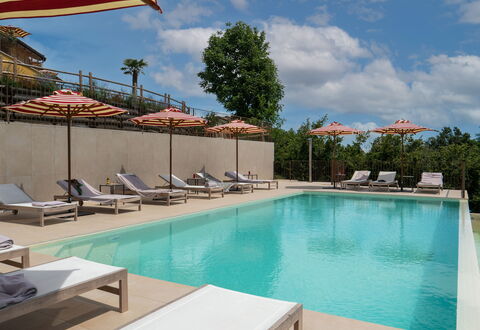 Casa Gallo - Roero - Langhe, Piemonte: L'Eau, Ciel, Nuage, Propriété, Piscine, Plante, Drapeau, Arbre, Ombre, Mobilier De Jardin