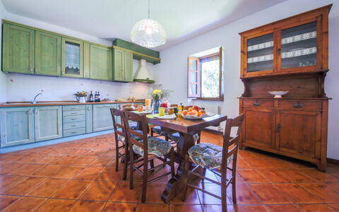 Villa Niccone: Meubles, Table, Cabinetry, Bois, Chaise, Éclairage, Design Intérieur, Comptoir, Cuisine, Sol