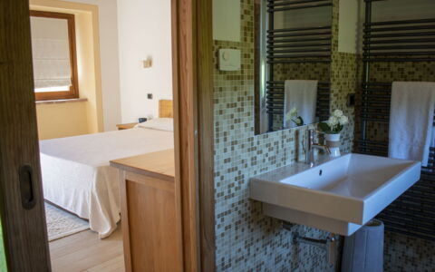 Villa Niccone: Évier, Propriété, Robinet, Luminaire Plomberie, Miroir, Salle De Bains, Bois, Design Intérieur, Sol