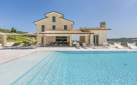 Villa Aso: Ciel, Propriété, L'Eau, Bleu Azur, Architecture, Loisir, Arbre, Plante, Maison, Paysage