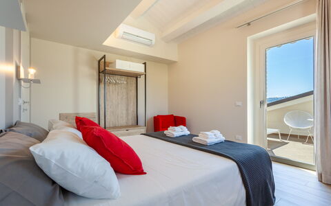 Villa Aso: Meubles, Chambre, Design Intérieur, Lit, Sol, Appartement, Domicile, Pièce, Literie, Drap De Lit