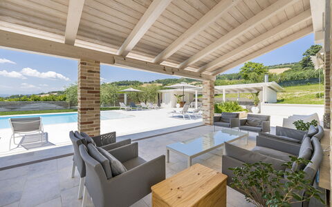 Villa Aso: Propriété, Ombre, Ciel, Plante, Mobilier De Jardin, Chaise, Condominium, Bois, Immobilier, Salon