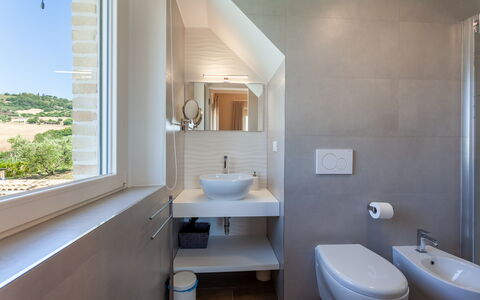 Villa Aso: Sol, Mur, Luminaire Plomberie, Sol, Design Intérieur, Salle De Bains, Lavabo, Évier, Robinet, Plafond