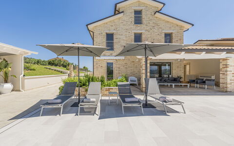 Villa Aso: Ciel, Bâtiment, Plante, Fenêtre, Ombre, Design Urbain, Surface De La Route, Zone Résidentielle, Toit, Façade