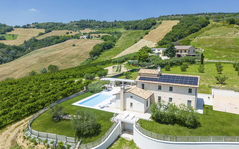 Villa Aso: Plante, Ciel, Propriété, Pente, Lot Terre, Bâtiment, Arbre, Design Urbain, Herbe, Paysage