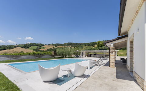 Villa Aso: Ciel, Propriété, Bâtiment, Plante, Bleu Azur, L'Eau, Chaise, Mobilier De Jardin, Piscine, Design Intérieur