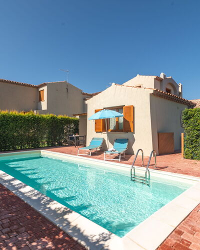 Romeo: L'Eau, Ciel, Plante, Propriété, Piscine, Herbe, Ombre, Loisir, Immobilier, Rectangle