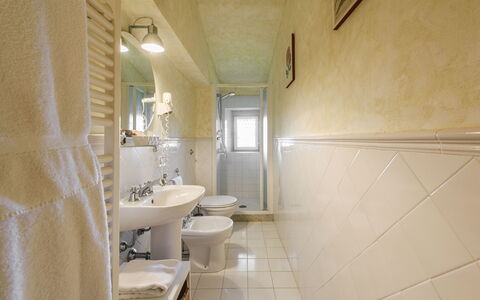 Villa Badiuzza: Miroir, Luminaire Plomberie, Propriété, Robinet, Bâtiment, Évier, Salle De Bains, Design Intérieur, Lavabo, Toilette