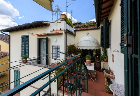 Residenza Del Desco: Plante, Ciel, Fenêtre, Bâtiment, Bleu Azur, Pot De Fleur, Nuage, Bois, Plante D'Appartement, Quartier