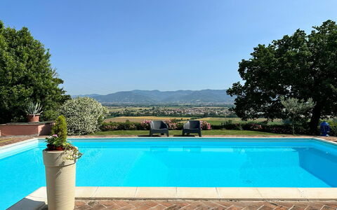 Villa Carsuga: L'Eau, Plante, Propriété, Ciel, Piscine, Bleu, Bleu Azur, Botanique, Arbre, Pot De Fleur