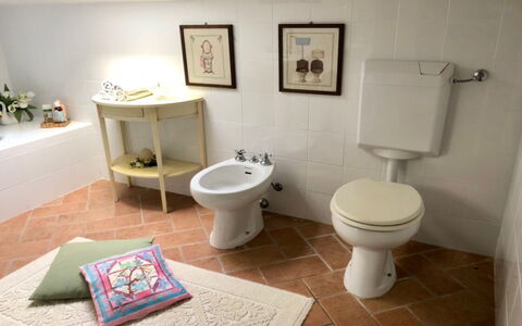 Villa Carsuga: Luminaire Plomberie, Siège De Toilette, Toilette, Violet, Bâtiment, Salle De Bains, Plante, Maison, Sol, Design Intérieur