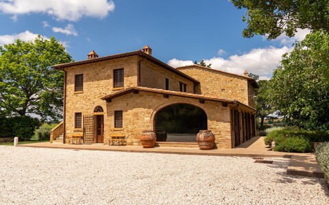 Villa Bartolomeo: Nuage, Plante, Ciel, Bâtiment, Fenêtre, Arbre, Porte, Maison, Surface De La Route, Teintes Et Ombres