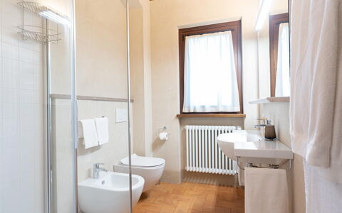 Villa Bartolomeo: Propriété, Luminaire Plomberie, Fenêtre, Robinet, Rideau, Design Intérieur, Architecture, Salle De Bains, Éclairage