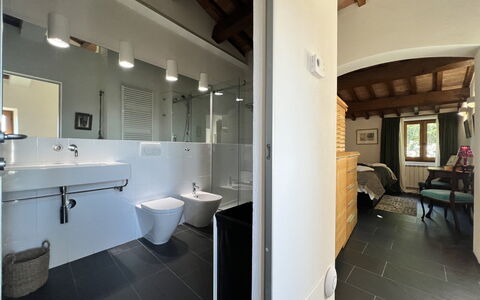 The Architects House: Miroir, Robinet, Évier, Luminaire Plomberie, Lavabo, Salle De Bains, Éclairage, Design Intérieur, Sol, Fenêtre