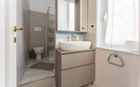 A Due Passi da Camogli 2, Seaview, Wifi: Propriété, Luminaire Plomberie, Robinet, Évier, Armoire De Toilette, Fenêtre, Salle De Bains, Design Intérieur, Miroir