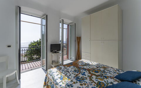 A Due Passi da Camogli 2, Seaview, Wifi: Meubles, Bâtiment, Confort, Bleu Azur, Bois, Ombre, Lit, Design Intérieur, Sol