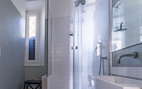 A Due Passi da Camogli, Seaview with Terrace, Wifi: Luminaire Plomberie, Robinet, Bar De Douche, Tete De Douche, Fenêtre, Bâtiment, Salle De Bains, Porte De Douche, Évier