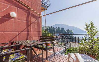 A Due Passi Da Camogli: Ciel, Table, Propriété, Bâtiment, Plante, Bois, L'Eau, Arbre, Ombre, Mobilier De Jardin