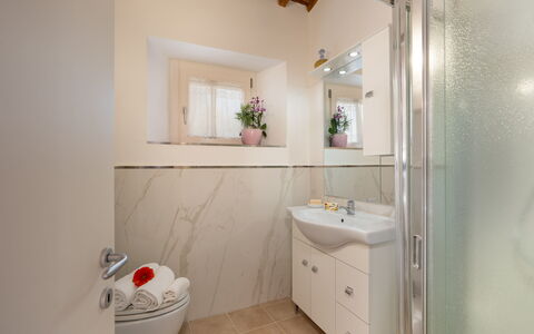 Casa Mimy: Miroir, Armoire De Toilette, Cabinetry, Propriété, Luminaire Plomberie, Évier, Robinet, Lavabo, Salle De Bains, Design Intérieur