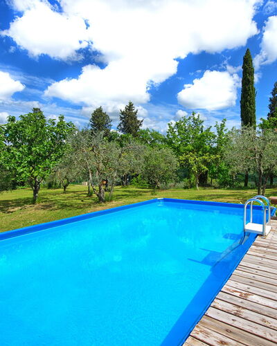 Maggiano: L'Eau, Nuage, Ciel, Plante, Jour, Propriété, Piscine, Bleu, Bleu Azur, Arbre