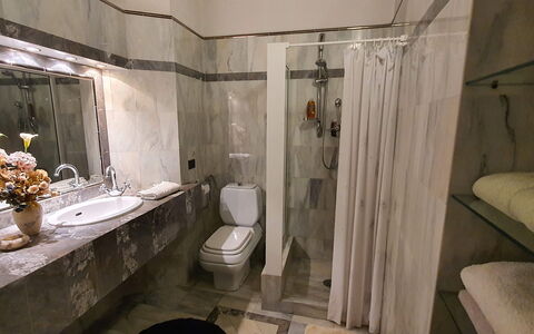 La Colonna: Miroir, Luminaire Plomberie, Robinet, Évier, Bâtiment, Salle De Bains, Tige De Douche, Design Intérieur, Douche, Sol