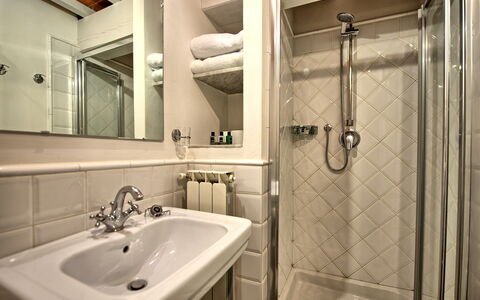 Villa Cona: Marron, Miroir, Robinet, Luminaire Plomberie, Évier, Lavabo, Propriété, Porte De Douche, Salle De Bains, Design Intérieur