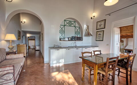Villa Cona: Table, Meubles, Canapé, Chaise, Bois, Cadre, Design Intérieur, Architecture, Cabinetry, Salon