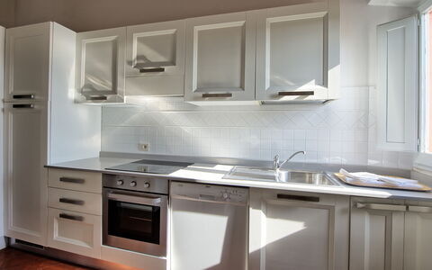Villa Cona: Cabinetry, Evier, Comptoir, Évier, Robinet, Bâtiment, Cuisinière, Cuisine, Bois, Design Intérieur