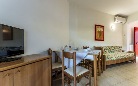 Giannella Beach Residence Apartment - Giannella, G: Meubles, Table, Bâtiment, Bois, Design Intérieur, Confort, Sol, Dur, Maison, Cadre