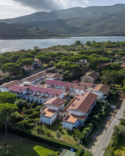 Giannella Beach Residence Apartment - Giannella, G: L'Eau, Ciel, Propriété, Nuage, Plante, Bâtiment, Montagne, La Nature, Arbre, Montagnes