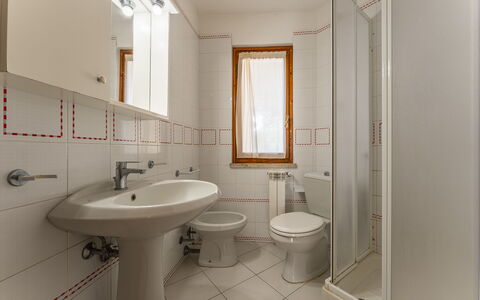 Argentario Giannella Apartment- Orbetello, Toscana: Robinet, Luminaire Plomberie, Évier, Lavabo, Propriété, Miroir, Salle De Bains, Violet, Bâtiment