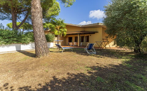 Argentario Giannella Apartment- Orbetello, Toscana: Plante, Bâtiment, Propriété, Ciel, Fenêtre, Arbre, Ombre, Lot Terre, Maison, Nuage