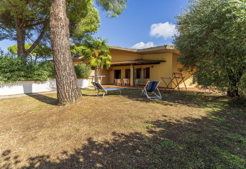 Argentario Giannella Apartment- Orbetello, Toscana: Plante, Bâtiment, Propriété, Ciel, Fenêtre, Arbre, Ombre, Lot Terre, Maison, Nuage