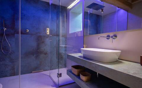 Villa Luana: Miroir, Robinet, Propriété, Évier, Luminaire Plomberie, Violet, Bleu, Bleu Azur, Salle De Bains, Bâtiment