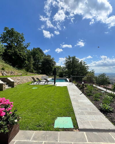 Villa Luana: Jardin, Pelouse, Aménagement Paysager, Piscine, Arrière-Cour, Ombre, Cour, Dalle, Parc, Passerelle